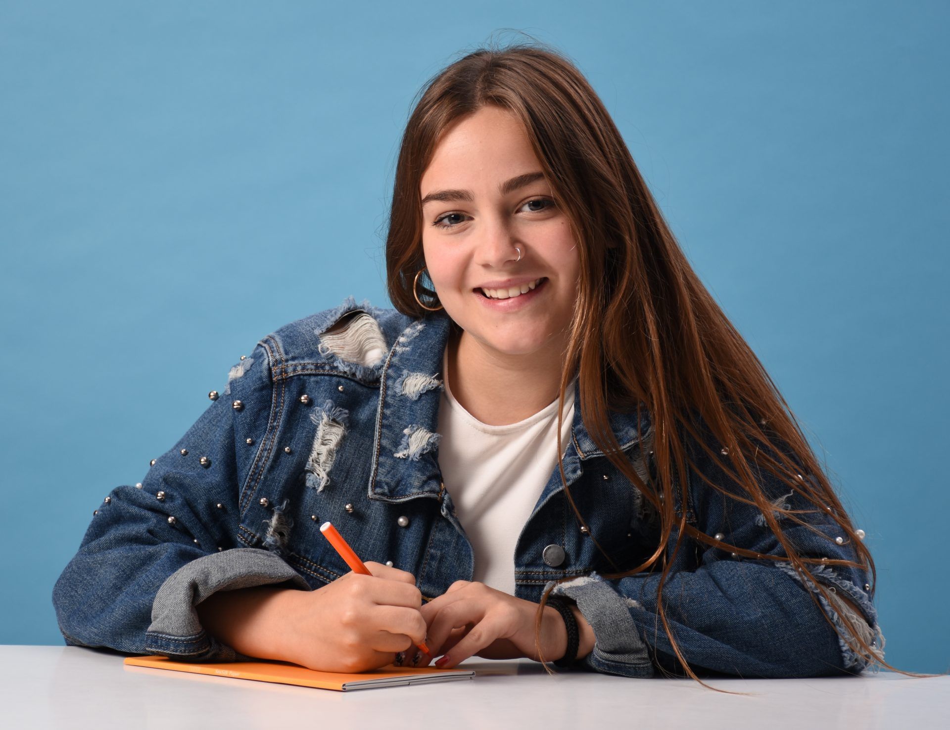Adolescente escribiendo