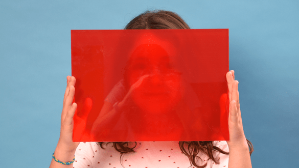 Niña cuadrado rojo