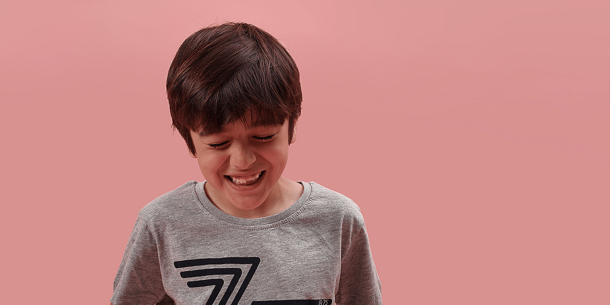 Niño ojos cerrados