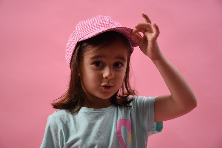 Niña gorra