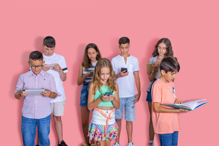 Grupo de adolescentes sujetando un teléfono con ansiedad social