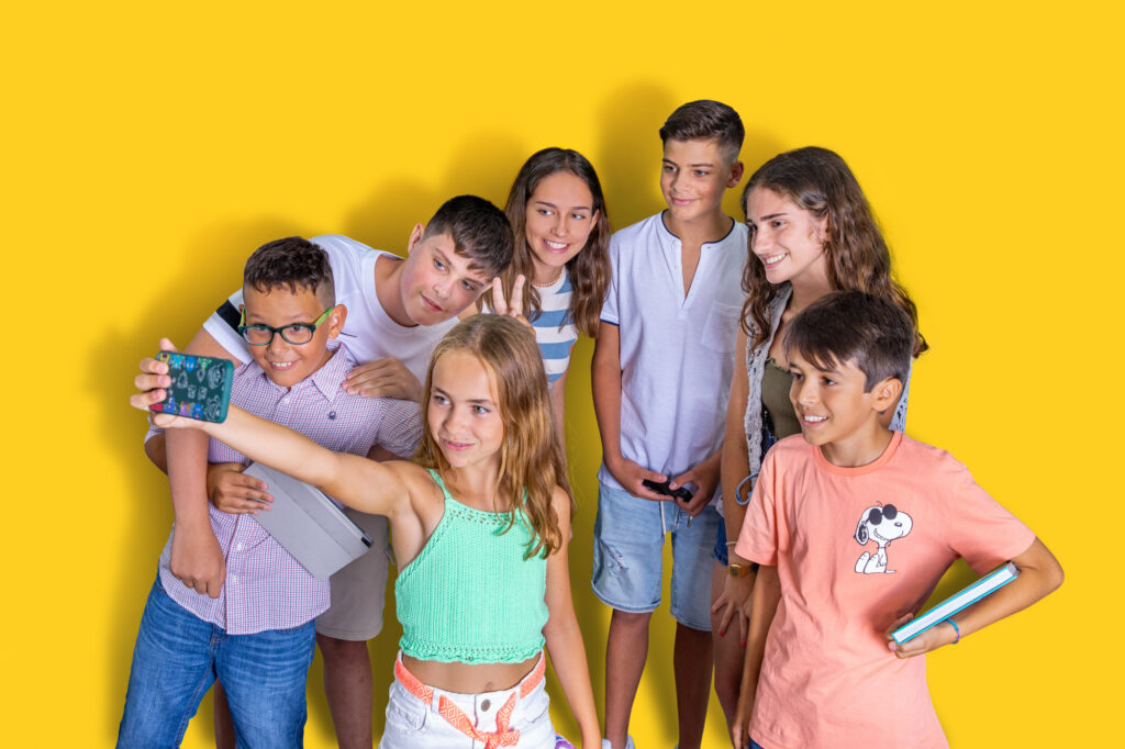 Grupo de alumnos escolares realizándose una fotografía