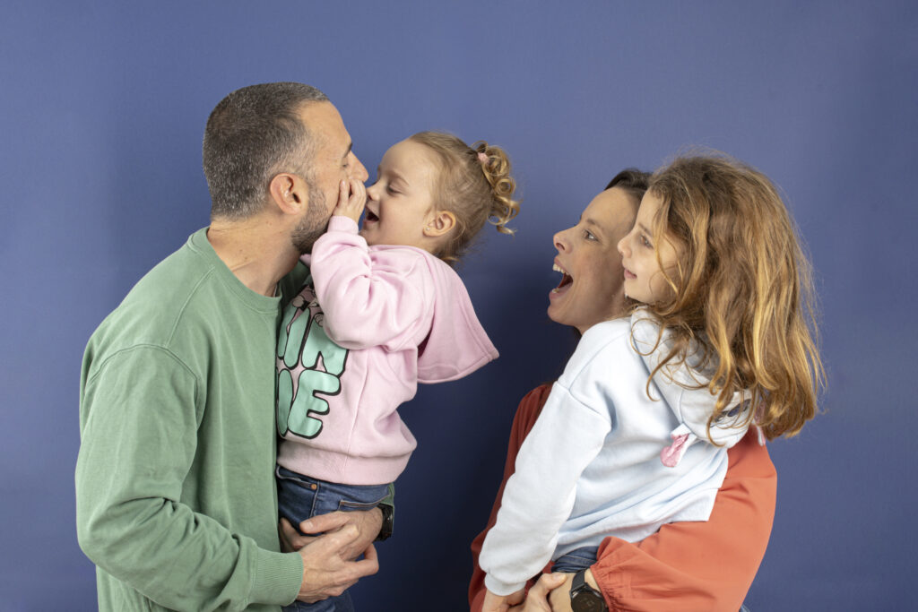 padre, madre e hijos acudiendo a una sesión de terapia familiar