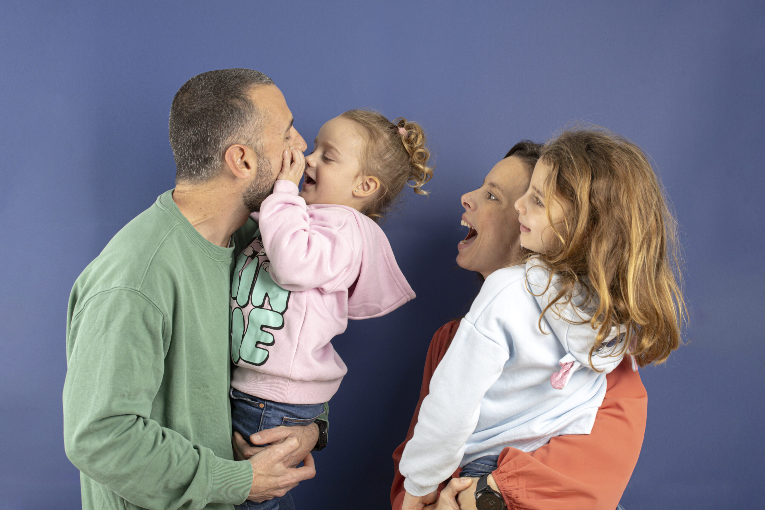 padre, madre e hijos acudiendo a una sesión de terapia familiar