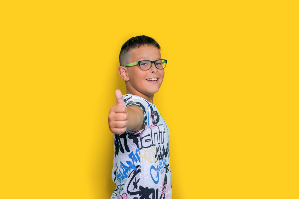 Niño de primaria con gafas sonriendo, superando la fobia escolar