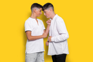Niño realizando bullying a un compañero