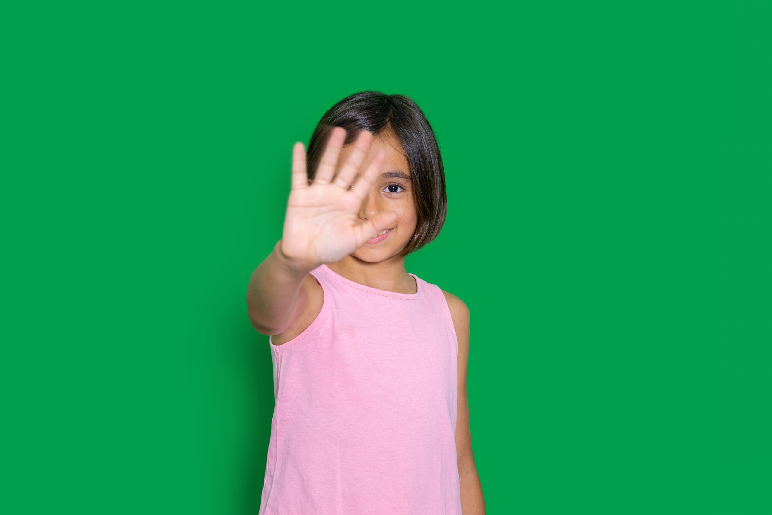 Niña de primaria expresando rechazo o miedo a la escuela
