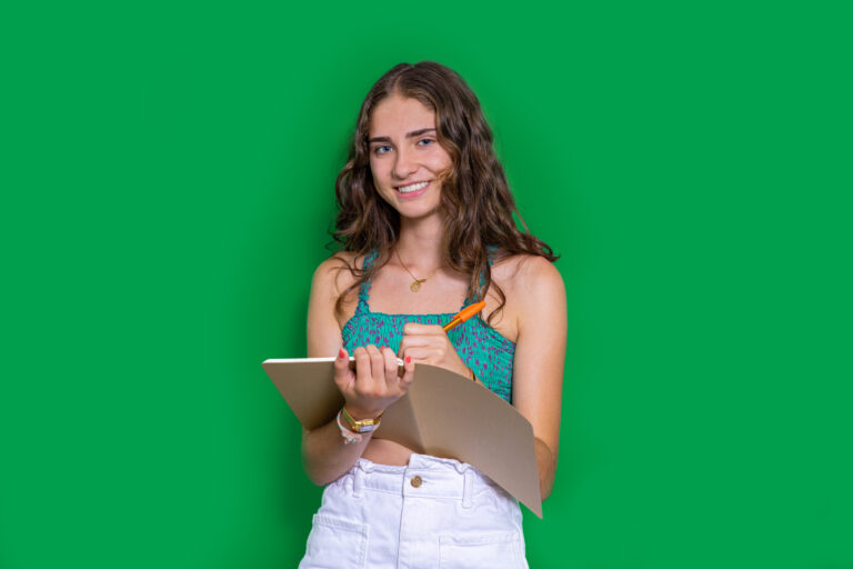 Chica adolescente perfeccionista escribiendo en un cuaderno